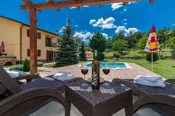 6-Bedroom House in Kršan for Up to 14 Guests