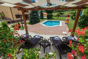 6-Bedroom House in Kršan for Up to 14 Guests