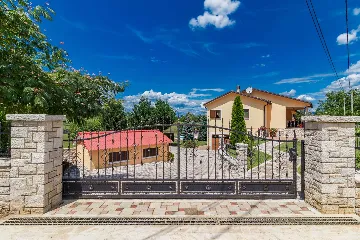 6-Bedroom House in Kršan for Up to 14 Guests