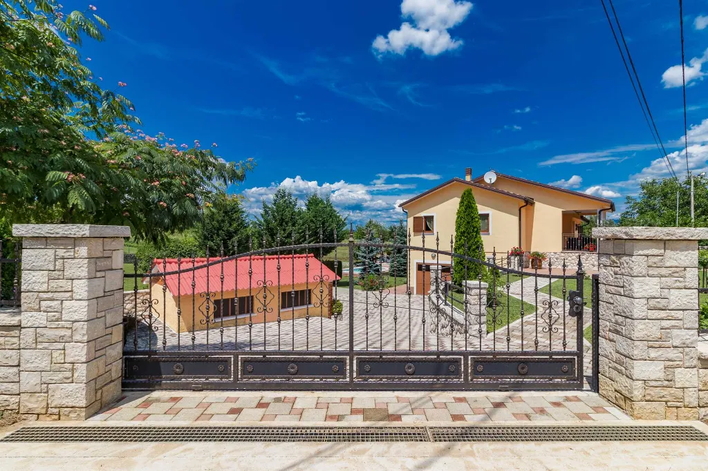 6-Bedroom House in Kršan for Up to 14 Guests