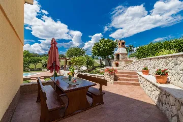 6-Bedroom House in Kršan for Up to 14 Guests