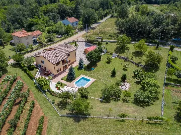 6-Bedroom House in Kršan for Up to 14 Guests