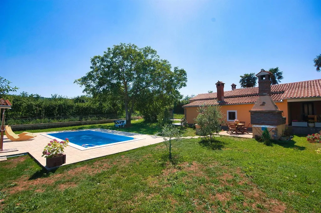 2-Bedroom House with Private Pool in Kršan