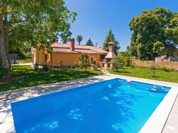 2-Bedroom House with Private Pool in Kršan