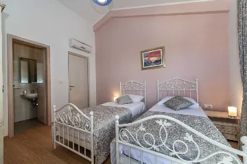 Trget House for Up to 7 Guests with Heated Pool