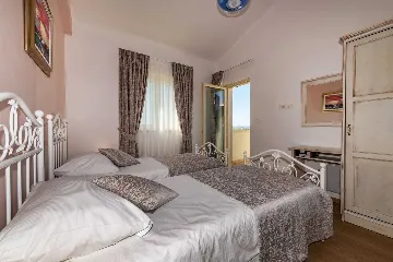 Trget House for Up to 7 Guests with Heated Pool