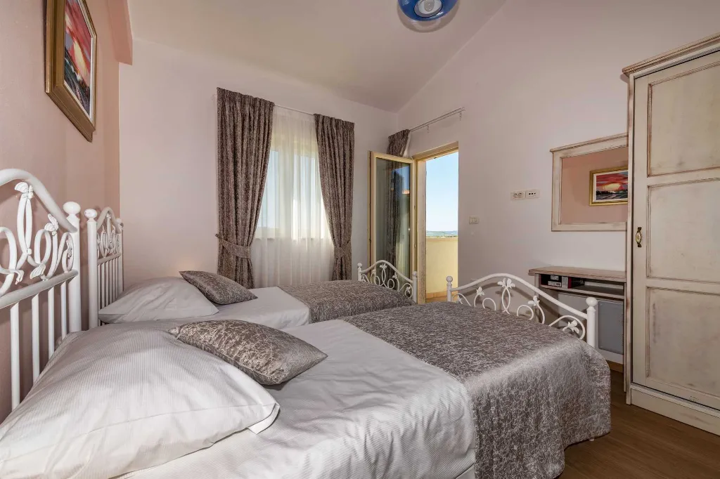 Trget House for Up to 7 Guests with Heated Pool
