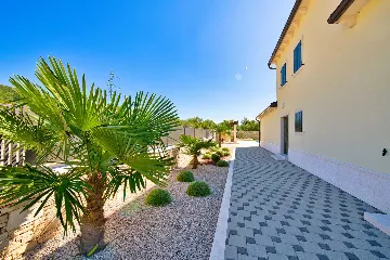 Trget House for Up to 7 Guests with Heated Pool