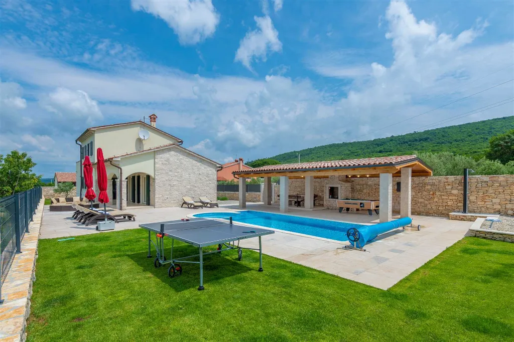 Trget House for Up to 7 Guests with Heated Pool