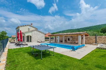 Trget House for Up to 7 Guests with Heated Pool