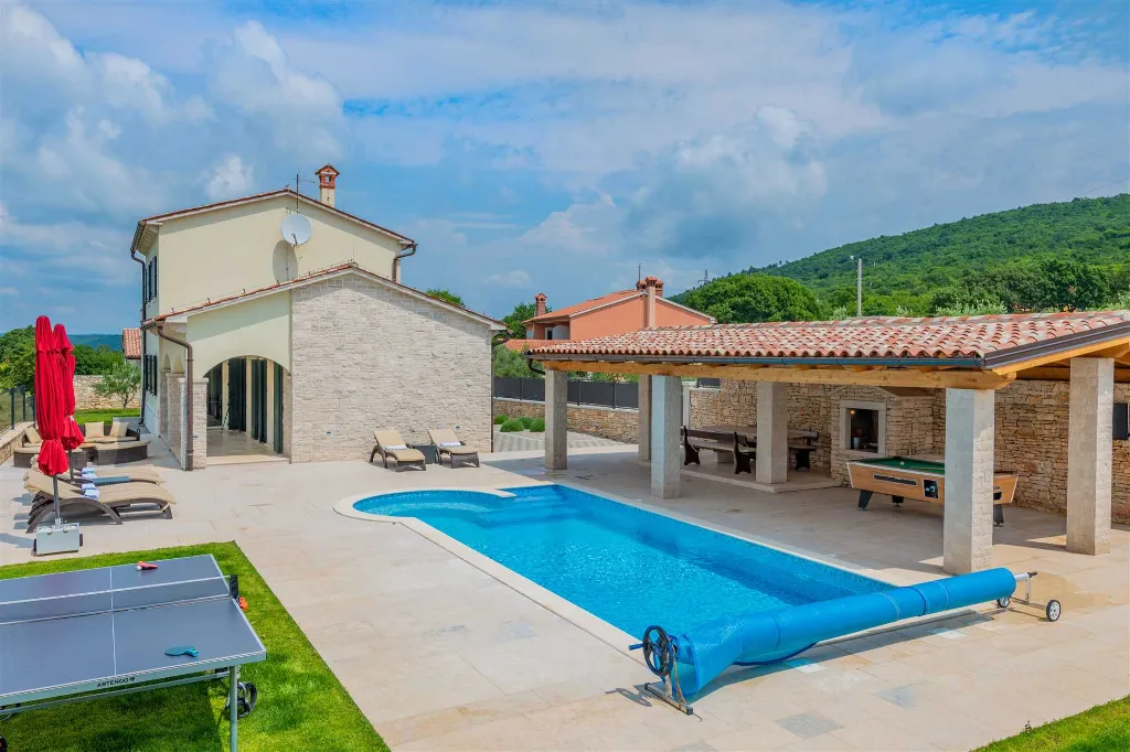 Trget House for Up to 7 Guests with Heated Pool