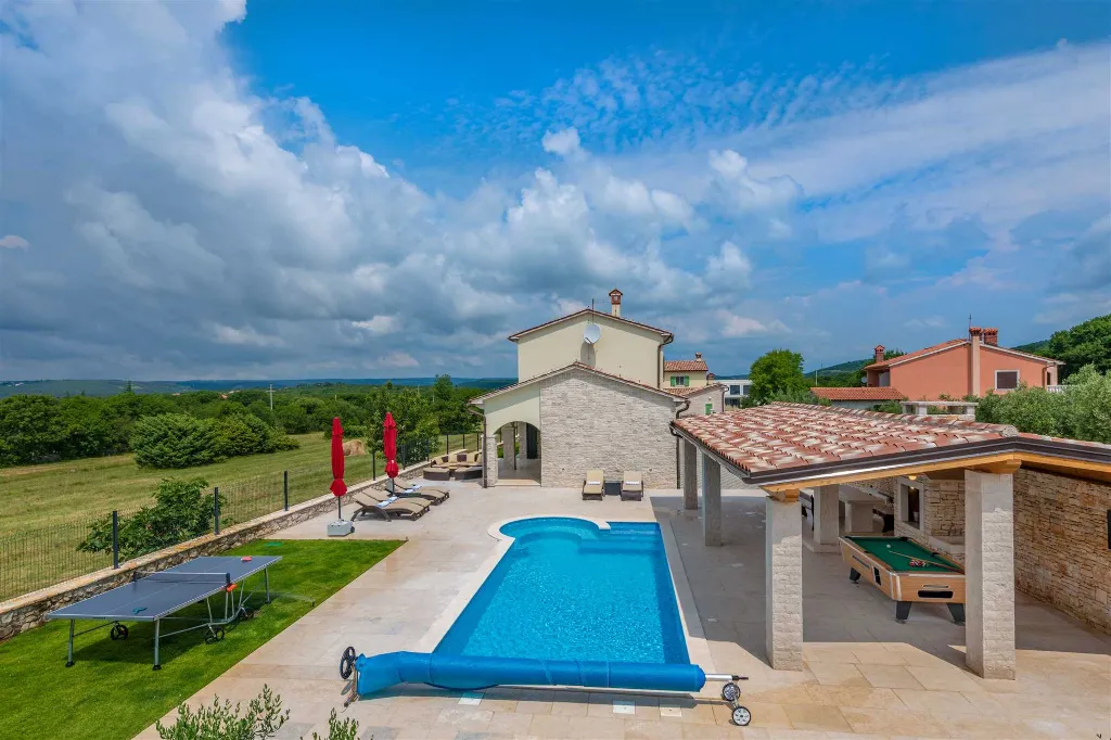 Trget House for Up to 7 Guests with Heated Pool