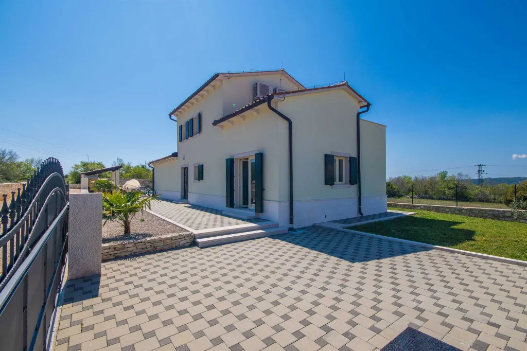 Trget House for Up to 7 Guests with Heated Pool