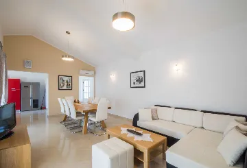 Trget House for Up to 7 Guests with Heated Pool