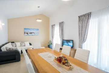 Trget House for Up to 7 Guests with Heated Pool