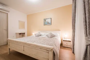 Trget House for Up to 7 Guests with Heated Pool