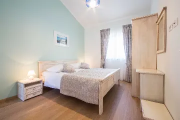 Trget House for Up to 7 Guests with Heated Pool