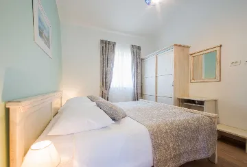 Trget House for Up to 7 Guests with Heated Pool