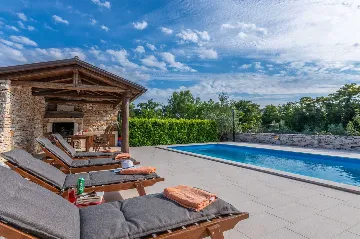 2-Bedroom House in Trget with Private Pool