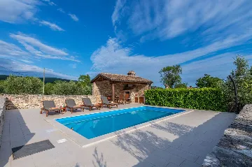 2-Bedroom House in Trget with Private Pool