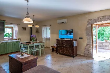 2-Bedroom House in Trget with Private Pool