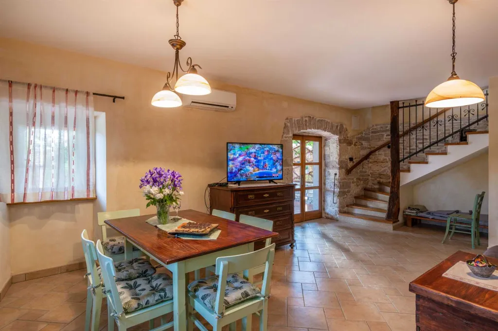 2-Bedroom House in Trget with Private Pool