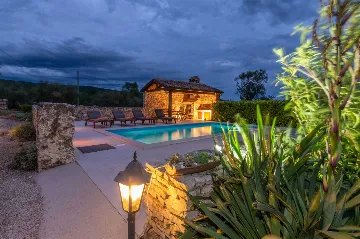 2-Bedroom House in Trget with Private Pool