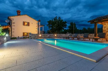 2-Bedroom House in Trget with Private Pool