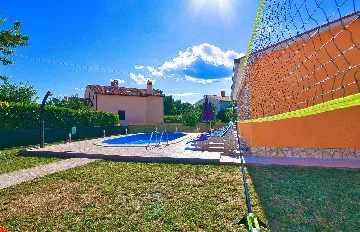 Fenced Pool House in Labin for 6 Guests