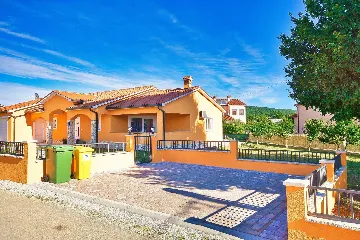Fenced Pool House in Labin for 6 Guests