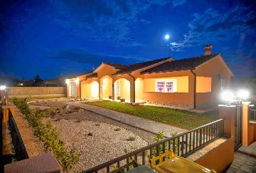 Fenced Pool House in Labin for 6 Guests