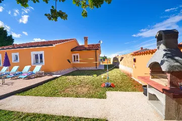 Fenced Pool House in Labin for 6 Guests
