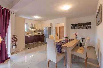 Fenced Pool House in Labin for 6 Guests