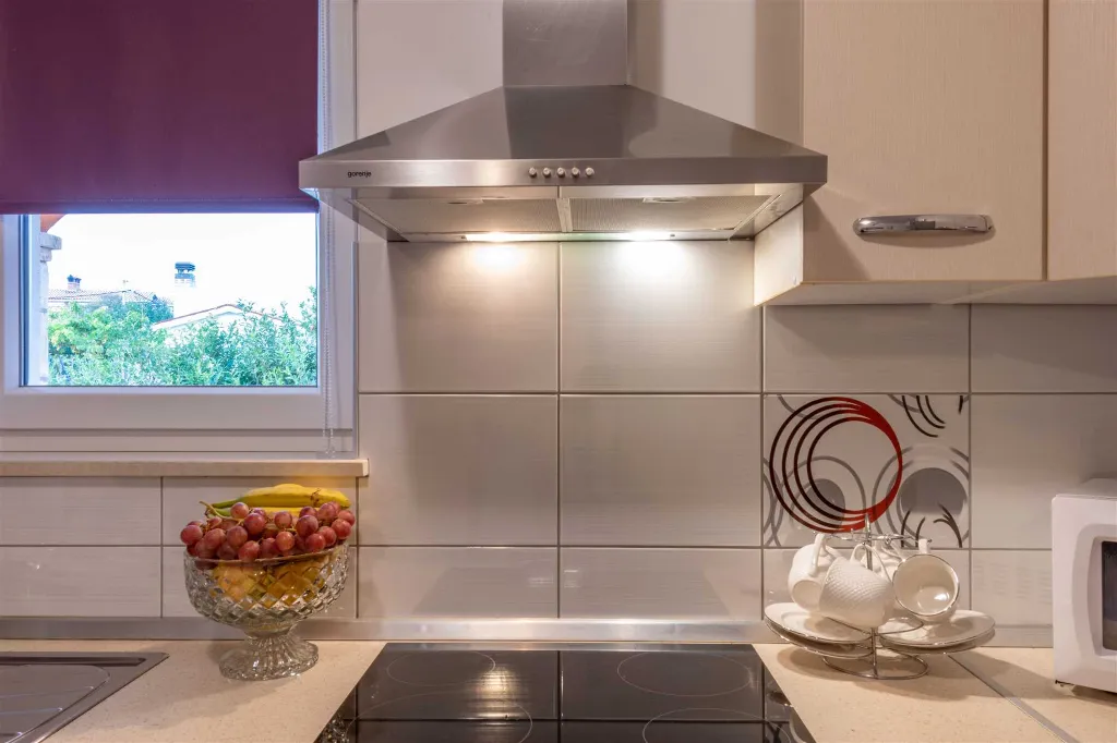Fenced Pool House in Labin for 6 Guests