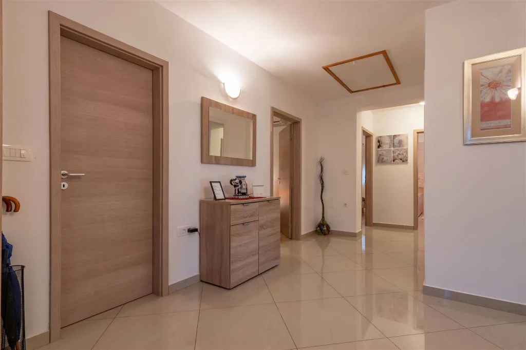 Fenced Pool House in Labin for 6 Guests