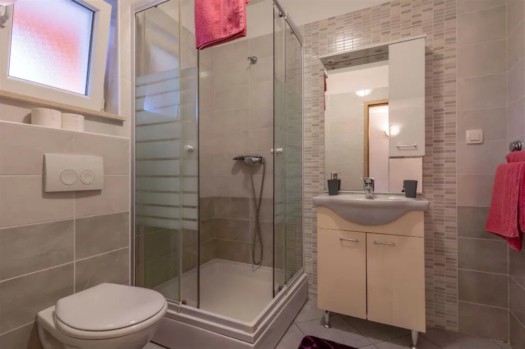 Fenced Pool House in Labin for 6 Guests