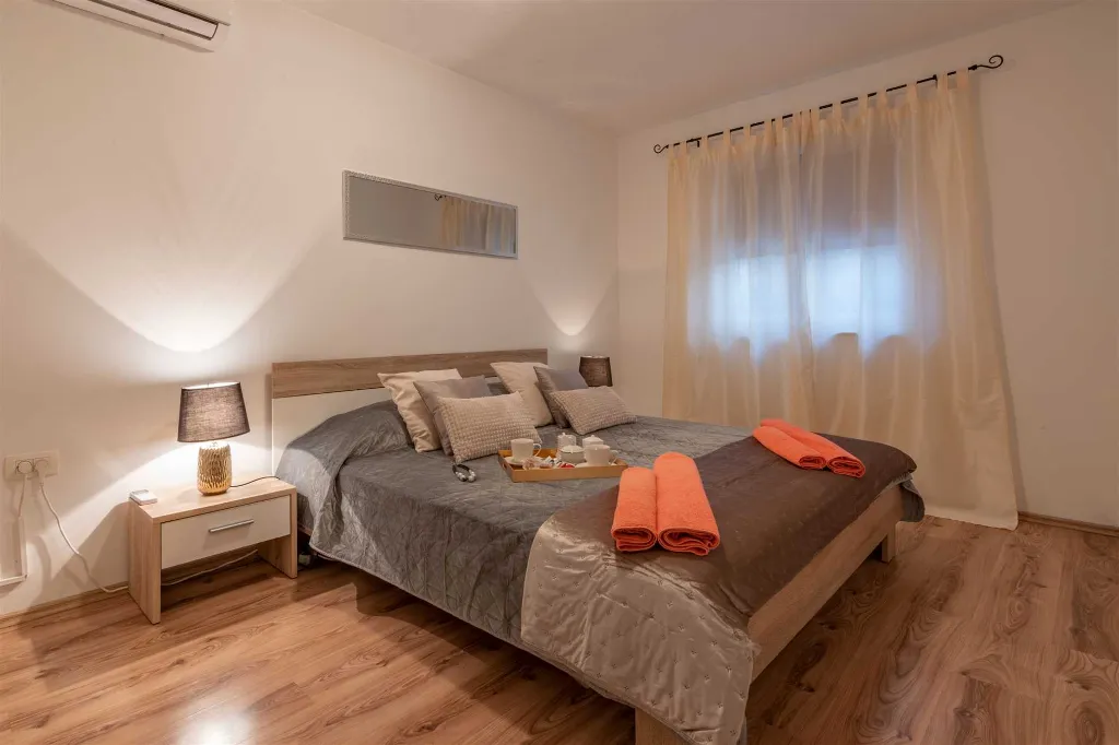Fenced Pool House in Labin for 6 Guests