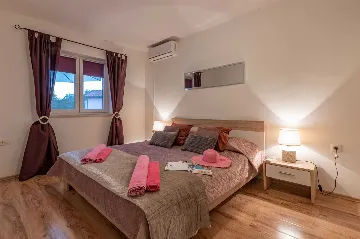 Fenced Pool House in Labin for 6 Guests