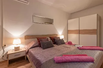 Fenced Pool House in Labin for 6 Guests