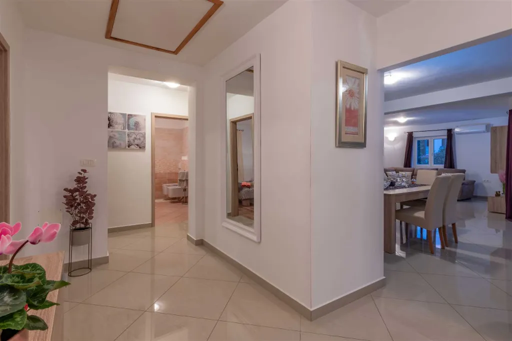 Fenced Pool House in Labin for 6 Guests