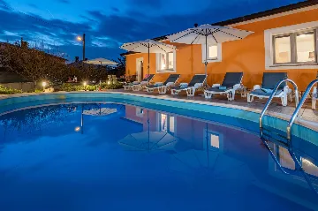 Fenced Pool House in Labin for 6 Guests