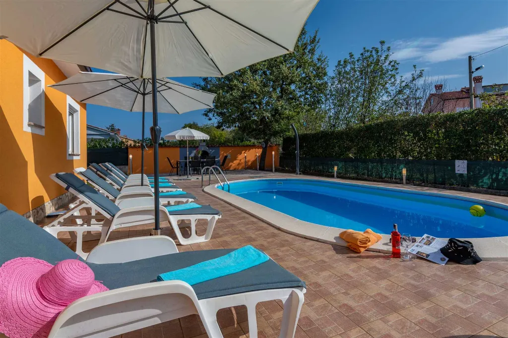 Fenced Pool House in Labin for 6 Guests