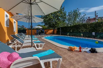Fenced Pool House in Labin for 6 Guests