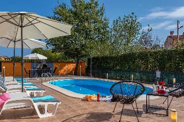 Fenced Pool House in Labin for 6 Guests