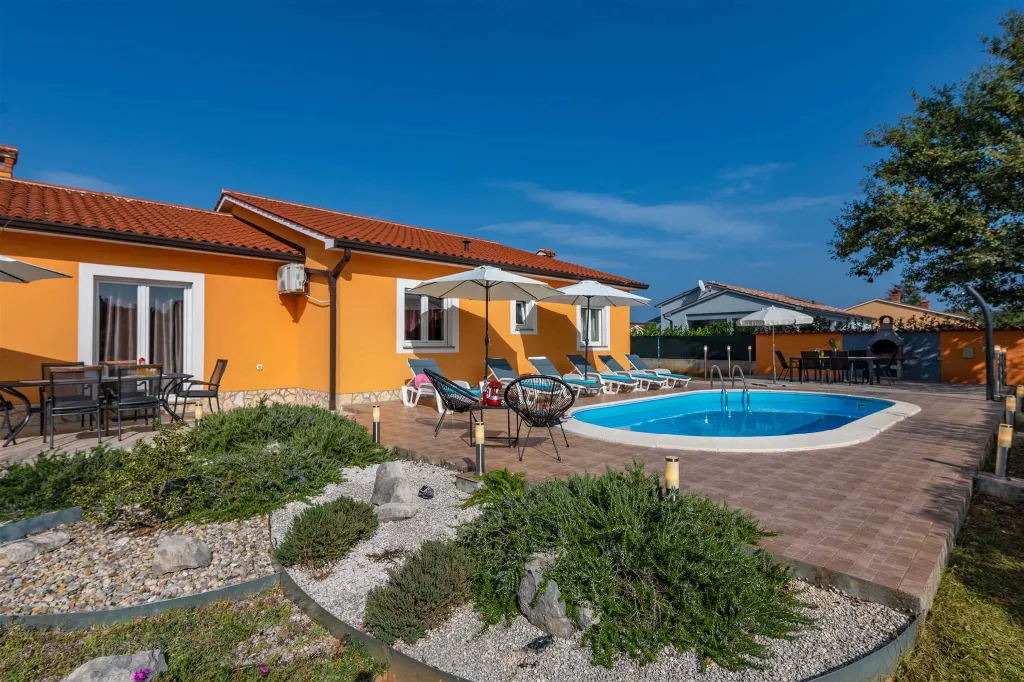 Fenced Pool House in Labin for 6 Guests