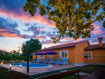 Fenced Pool House in Labin for 6 Guests