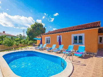 Fenced Pool House in Labin for 6 Guests