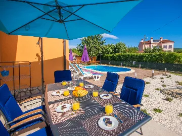 Fenced Pool House in Labin for 6 Guests