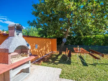 Fenced Pool House in Labin for 6 Guests