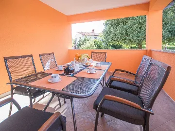 Fenced Pool House in Labin for 6 Guests